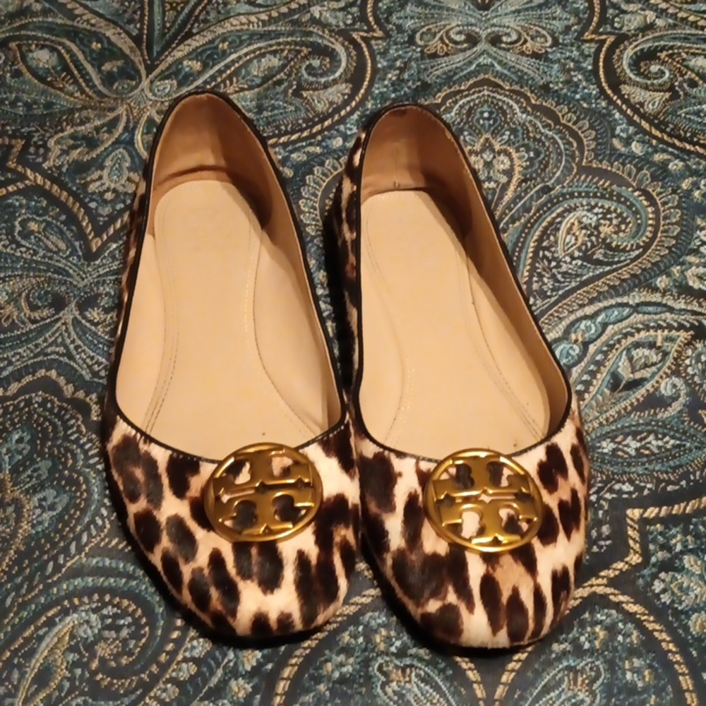 Tory Burch Animal Print Calf Hair Ballet Flats Sz 8.5 Gold-Toned Medallion